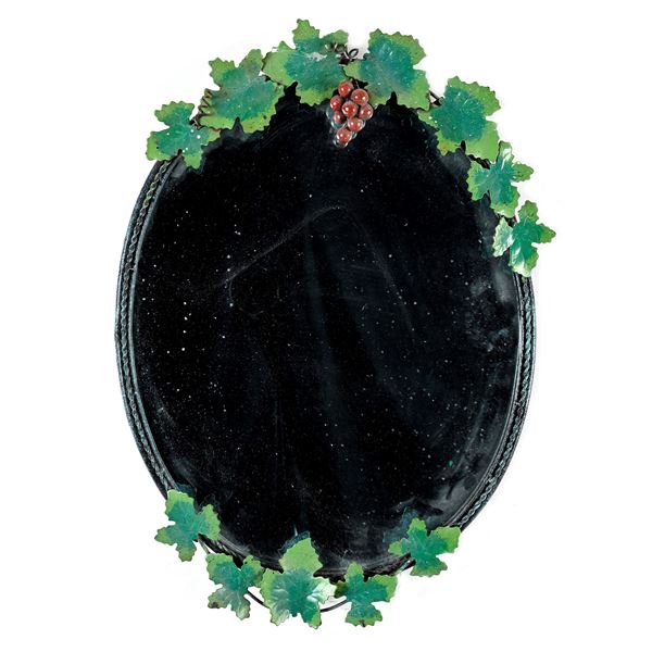 Specchiera di forma ovale in ferro battuto e dipinto in policromia