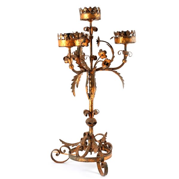 Candelabro in ferro battuto parzialmente dorato