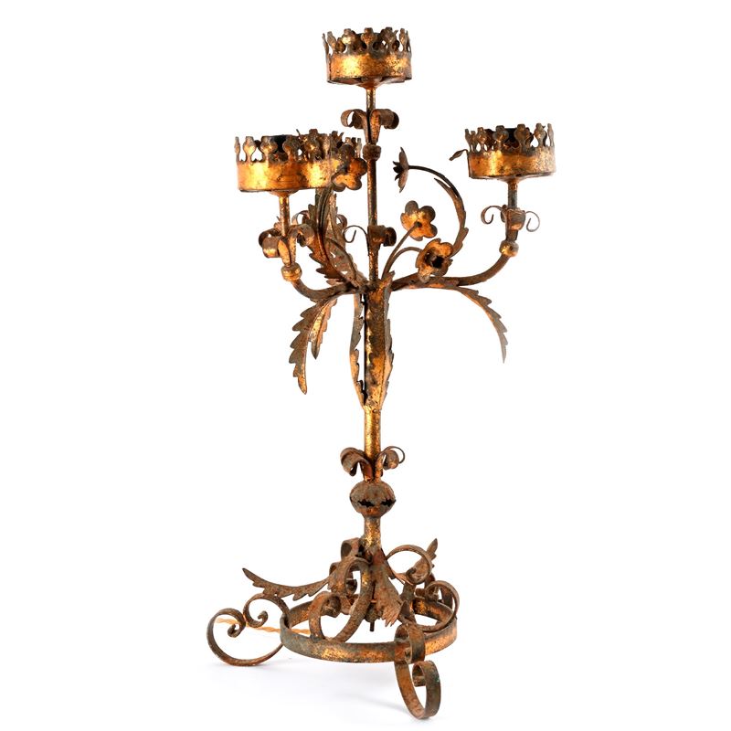 Candelabro in ferro battuto parzialmente dorato