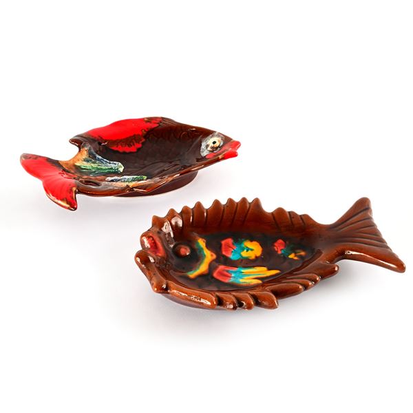 Due piccoli vassoi in ceramica marrone e policroma