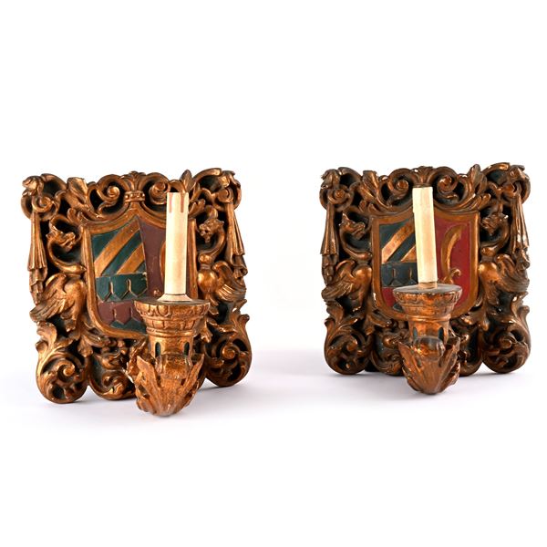 Coppia di appliques in legno dorato e policromo