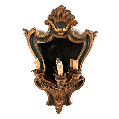 Lumiera a tre luci, legno laccato verde scuro e lumeggiato in oro