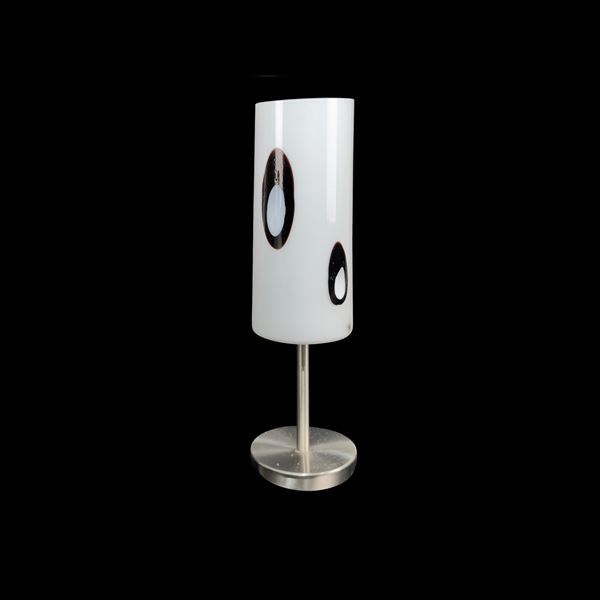 Lume da tavolo con diffusore cilindrico in vetro bianco