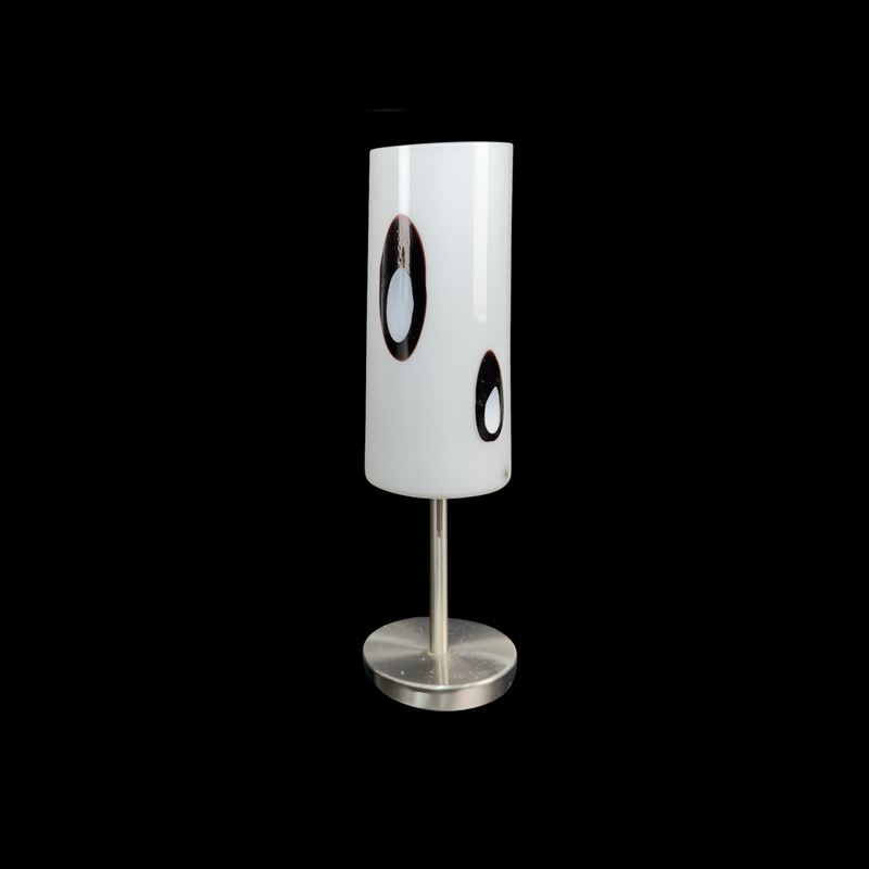 Lume da tavolo con diffusore cilindrico in vetro bianco