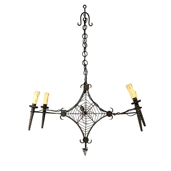 Originale lampadario in ferro battuto a quattro luci