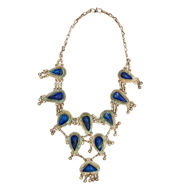 Collana in metallo argentato, manifattura orientale