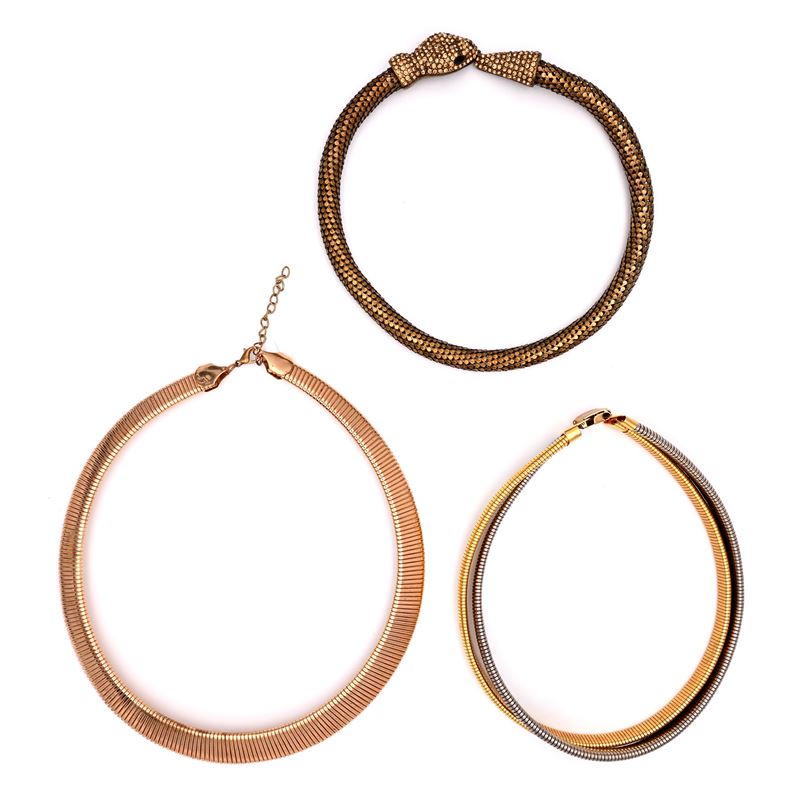 Tre collane in metallo dorato e argentato