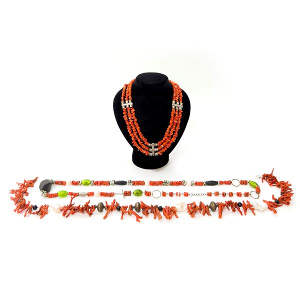 Tre collane di gusto orientale con elementi in corallo