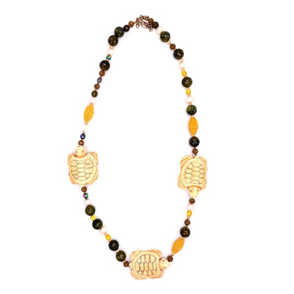 Collana con boules in vetro sfaccettato, finte perle e tartarughe in osso