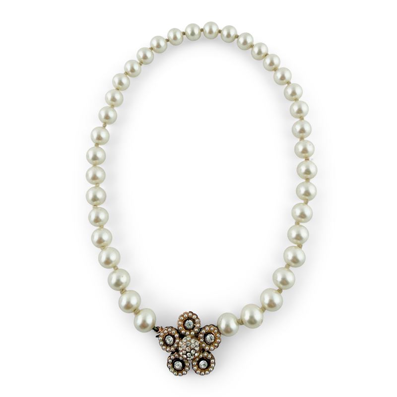 Enny Monaco, Collana di finte perle con chiusura cesellata in metallo dorato