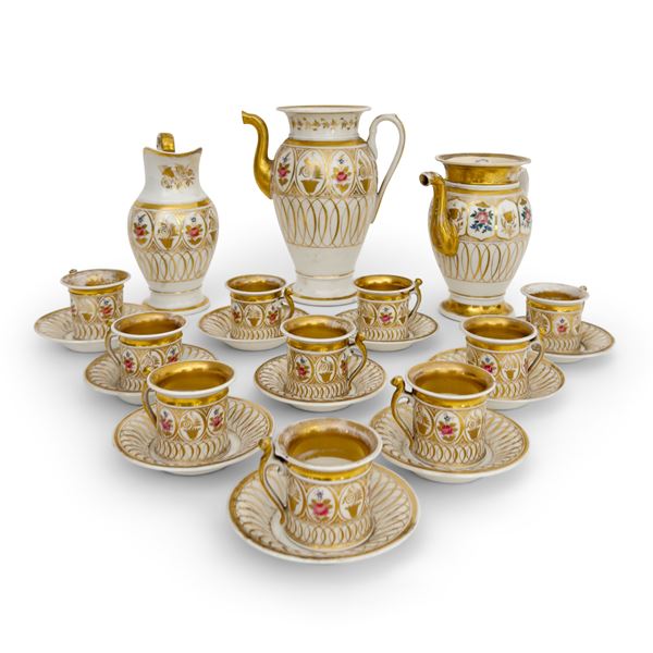 Servizio da tè e caffè in porcellana bianca, dorata e policroma, probabilmente Francia, XIX secolo
