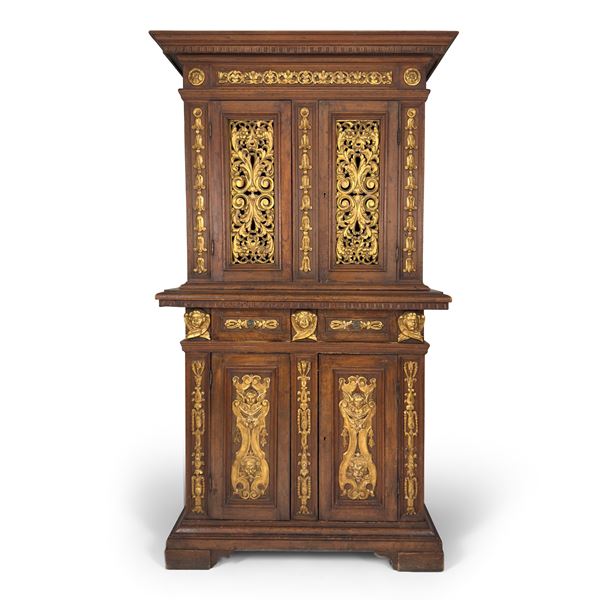 Antico mobile a due corpi in legno e legno dorato