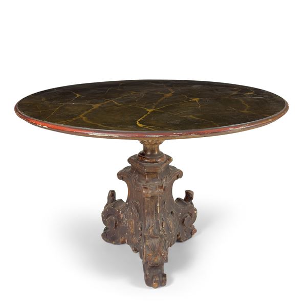 Antico tavolo in legno dorato e laccato a finto marmo