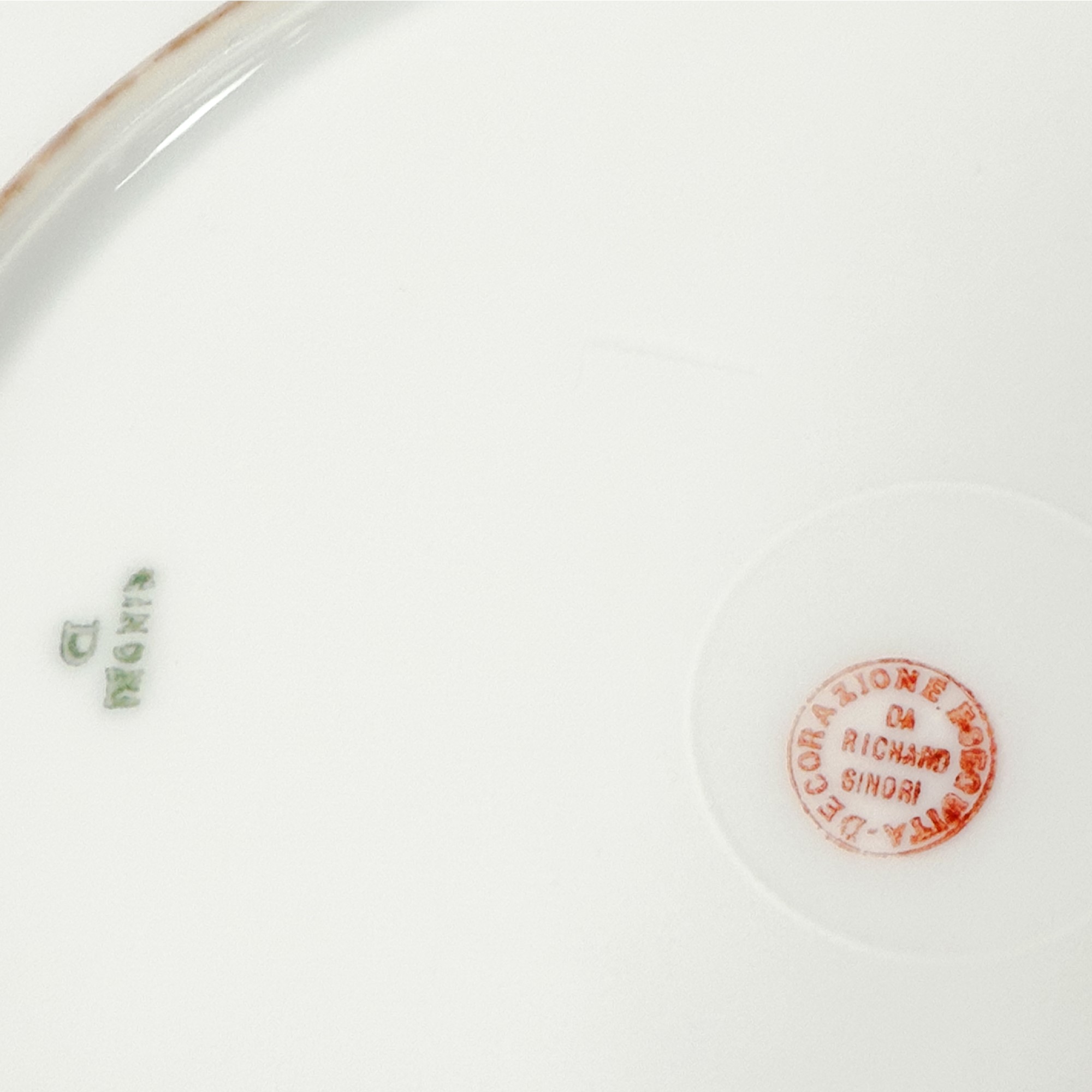 Servizio di piatti in porcellana bianca e policroma, Ginori