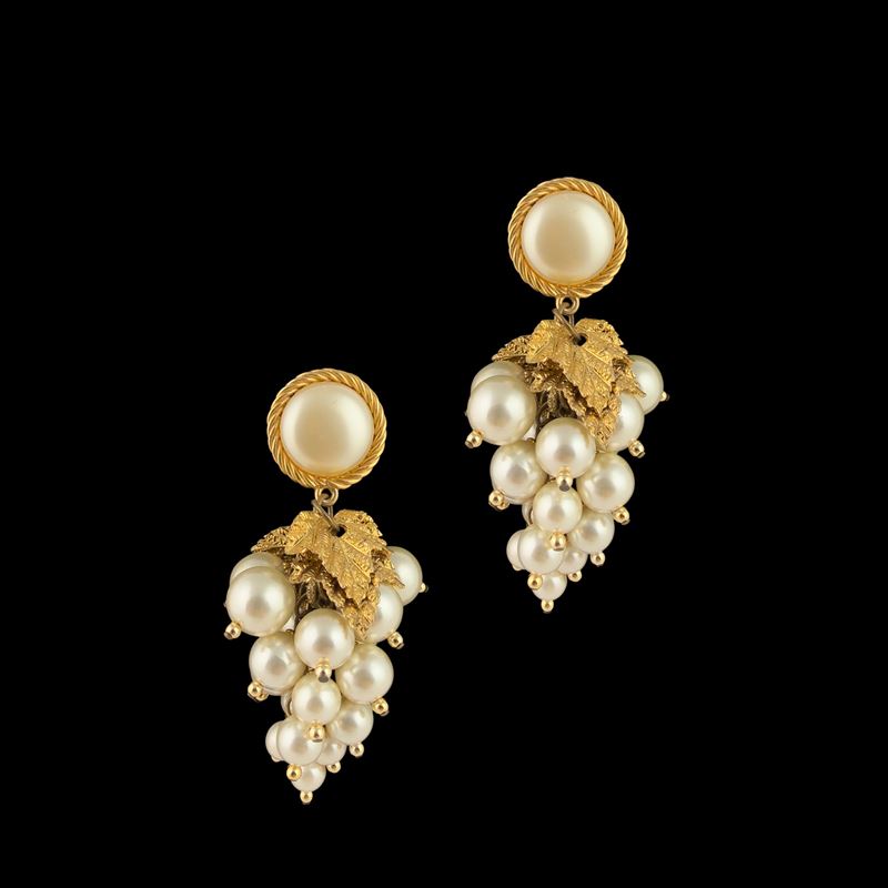 Paio di orecchini imitanti un grappolo d'uva