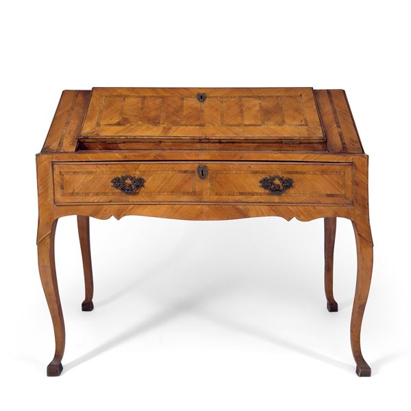 Bureau dos d'âne lastronato in noce, XVIII secolo