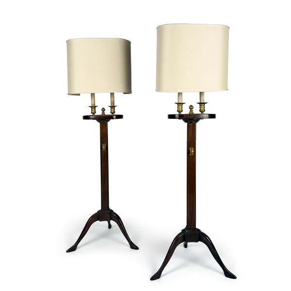 Coppia di lumi da terra in mogano a due luci ciascuno