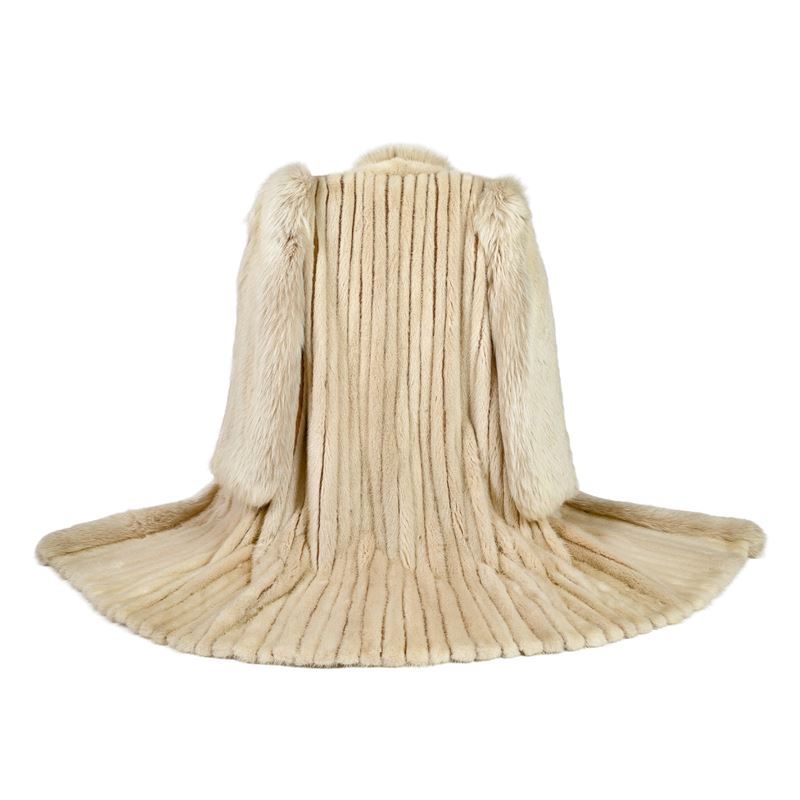 Pelliccia di visone bianco a lavorazione verticale, Boris, Lucca