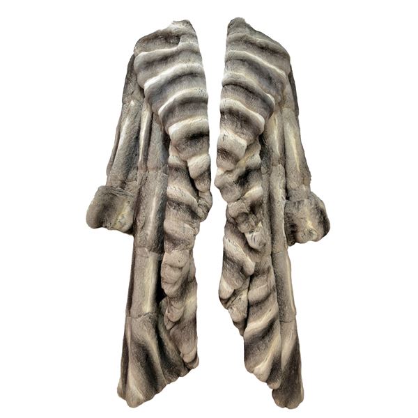 Cappotto di cincillà con ampio collo a lavorazione orizzontale