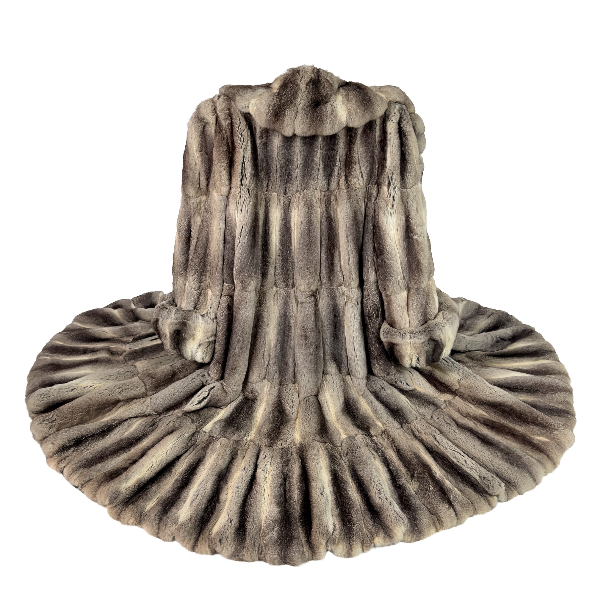 Cappotto di cincillà con ampio collo a lavorazione orizzontale