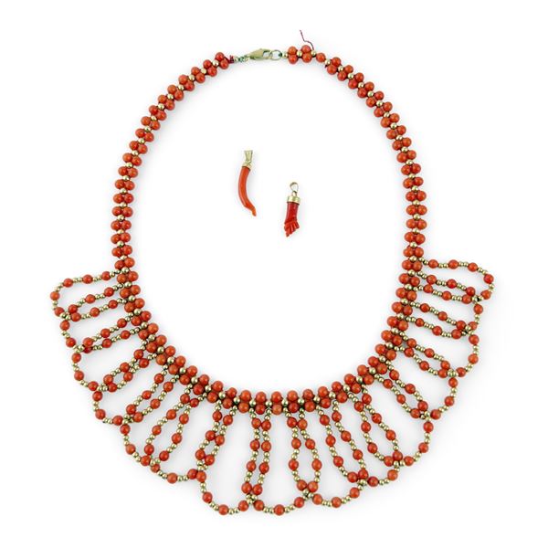 Collier con sferette di corallo e due ciondoli parimenti in corallo
