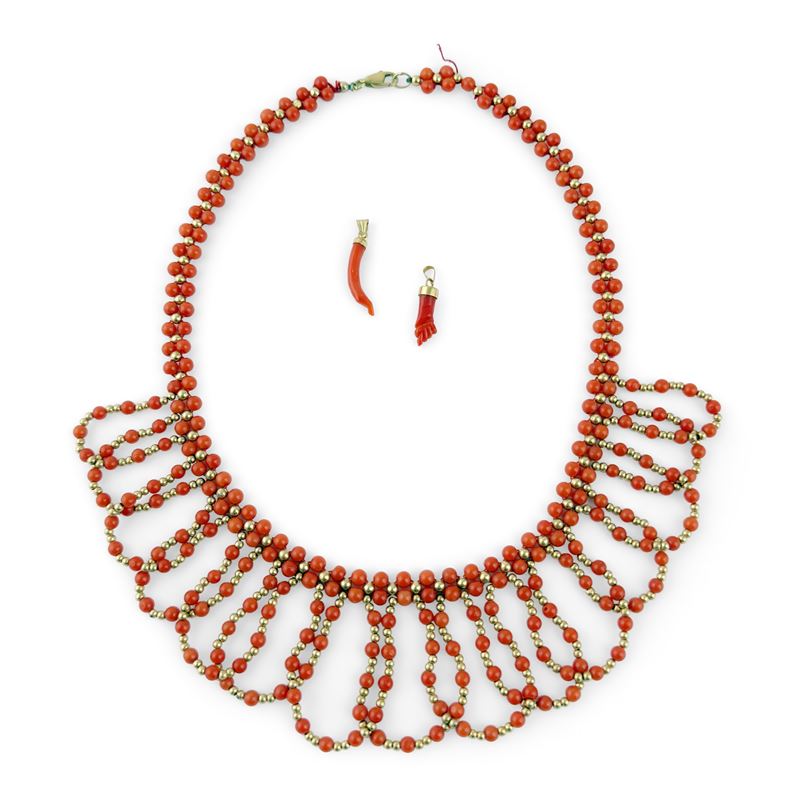 Collier con sferette di corallo e due ciondoli parimenti in corallo