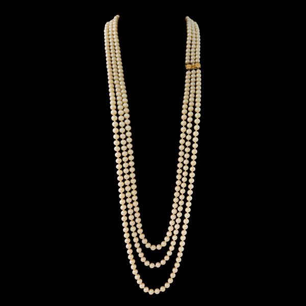 Lunga collana a tre fili di perle artificiali con chiusura dorata
