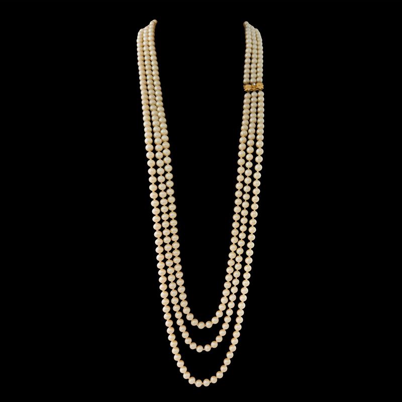 Lunga collana a tre fili di perle artificiali con chiusura dorata