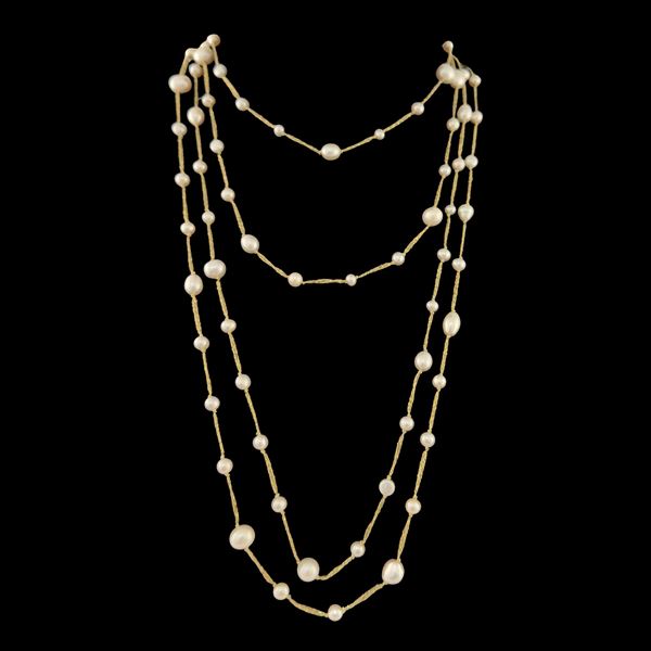 Lunga collana di perle d'acqua dolce con filo dorato