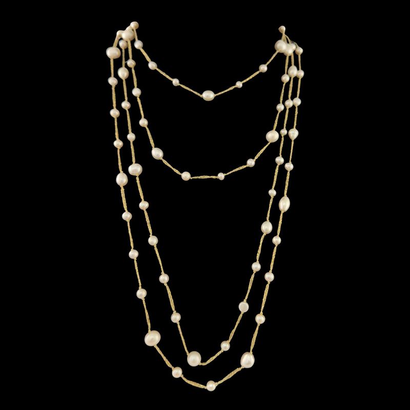 Lunga collana di perle d'acqua dolce con filo dorato