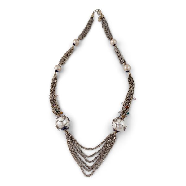 Collana dorata con sei perle artificiali di diversa grandezza