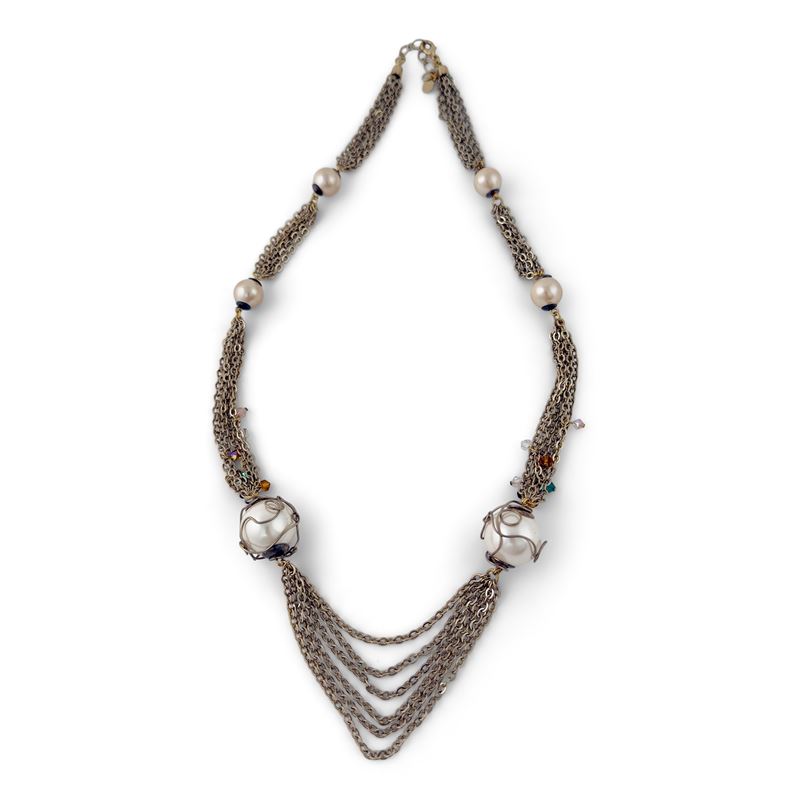 Collana dorata con sei perle artificiali di diversa grandezza