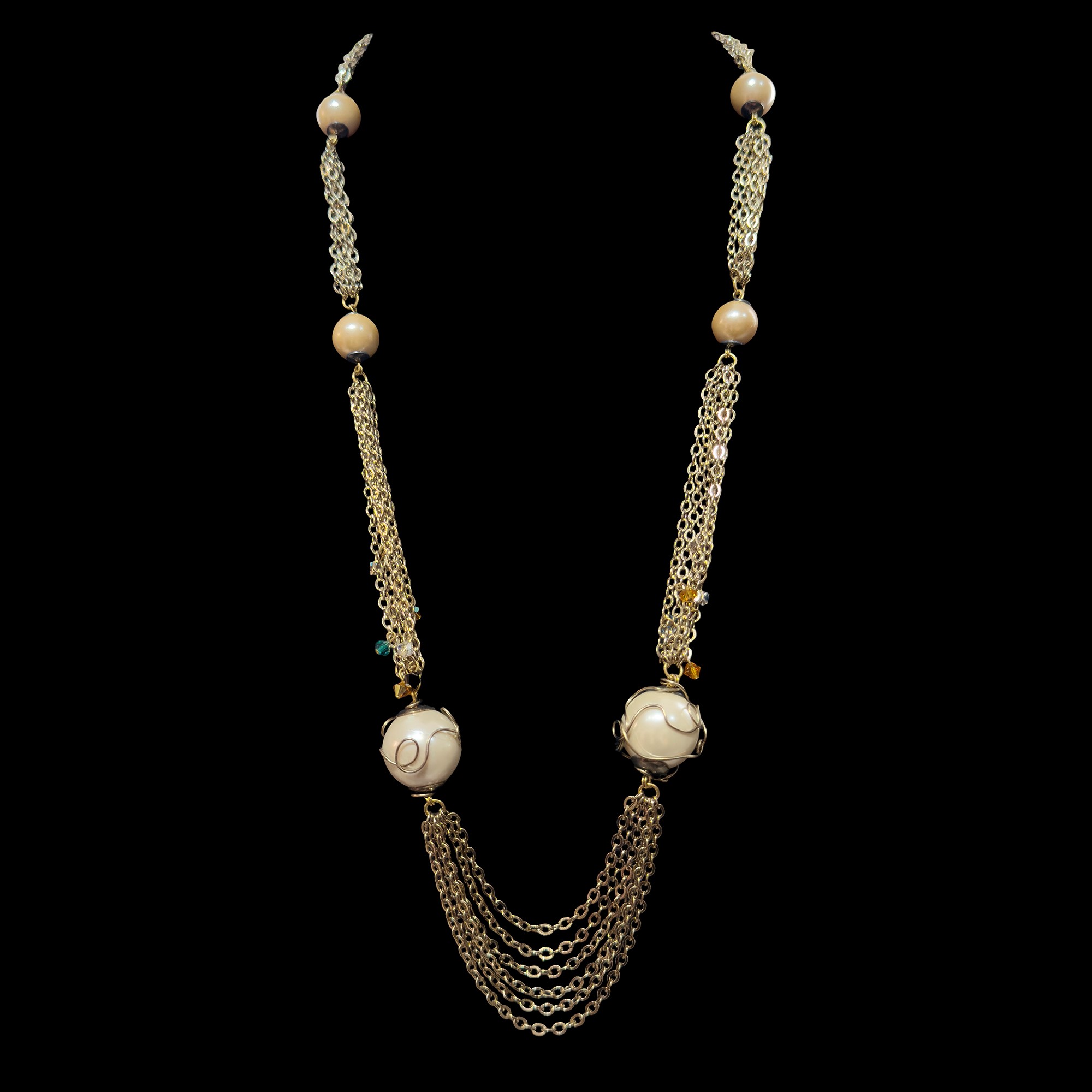 Collana dorata con sei perle artificiali di diversa grandezza