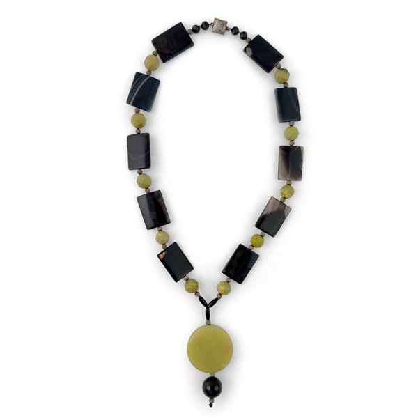 Collana in agata e pietra saponaria con elementi geometrici