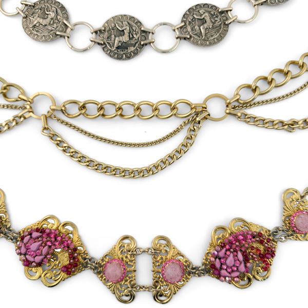 Tre cinture argentate e dorato a diversa decorazione