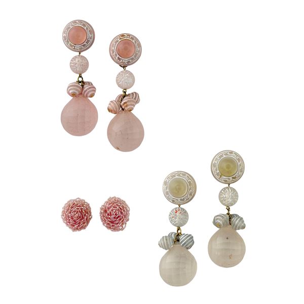 Tre paia di orecchini nelle tonalità del bianco e del rosa