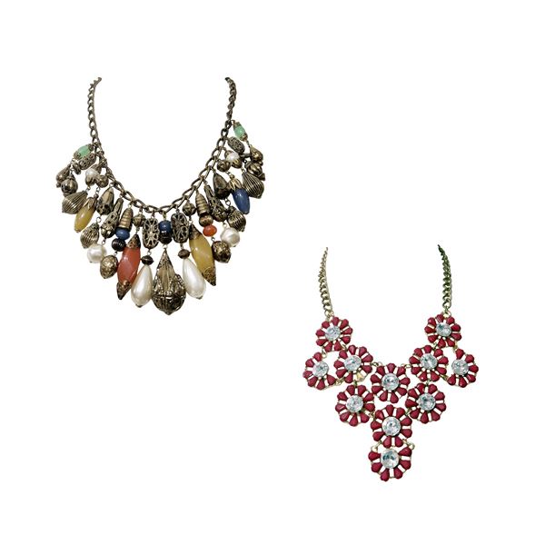 Due collane di diverso materiale e decorazione