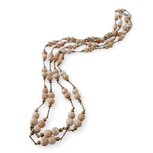 Lunga collana con sfere di conchiglia