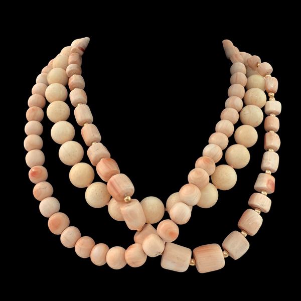 Tre collane con sfere e barilotti di conchiglia