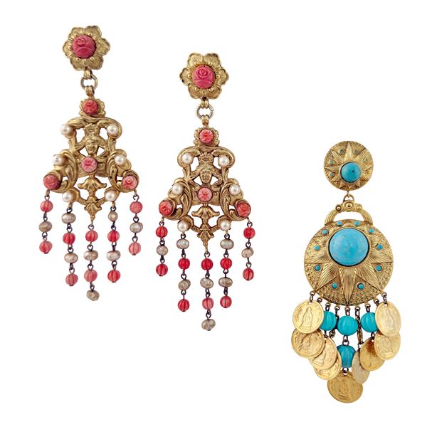 Coppia di orecchini dorati pendenti con rosette in corallo artificiale