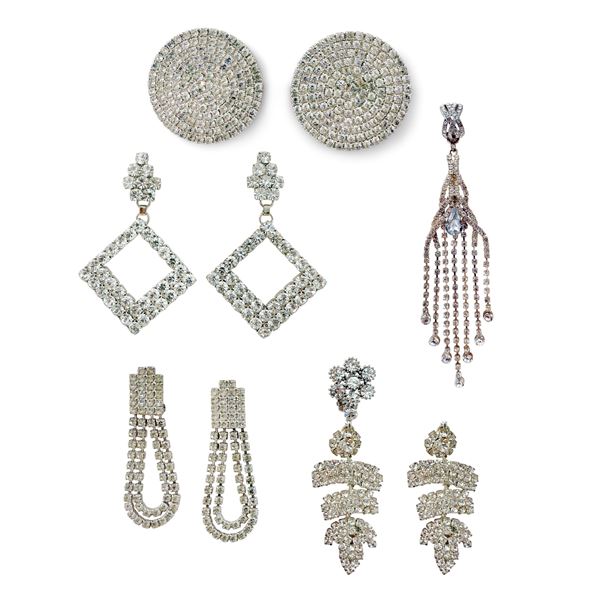 Quattro paia di orecchini argentati e strass di diversa forma