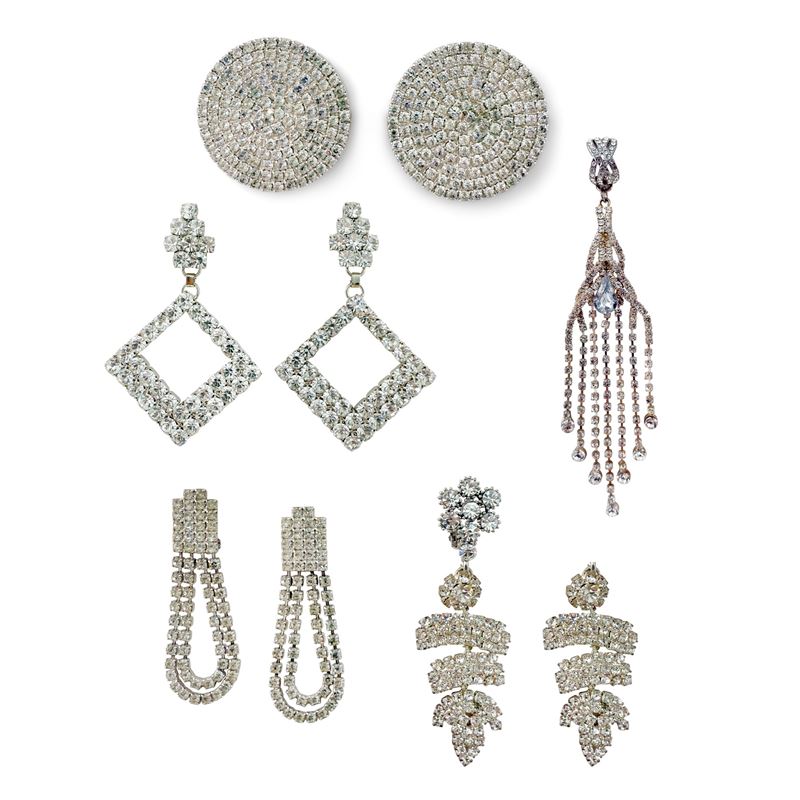 Quattro paia di orecchini argentati e strass di diversa forma