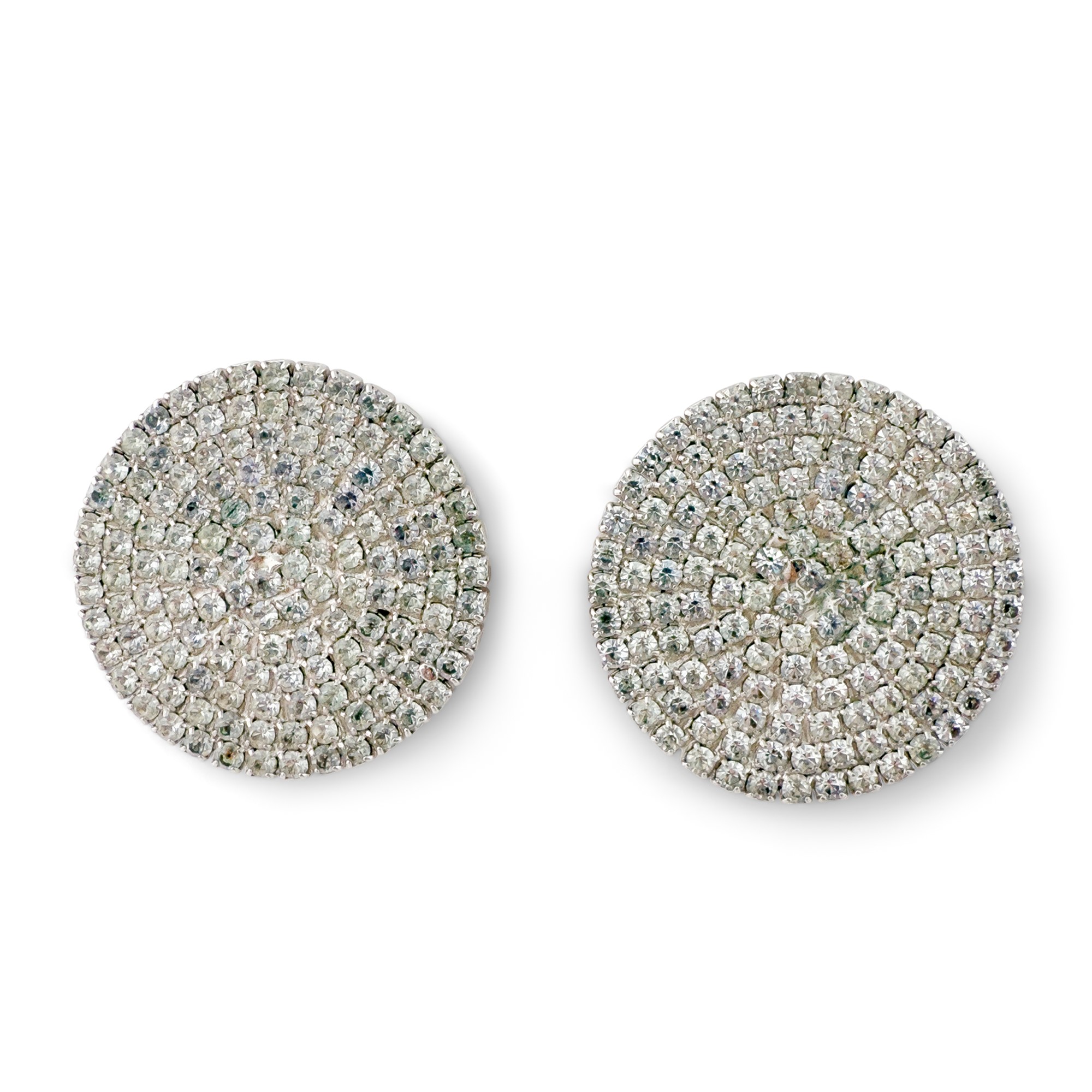 Quattro paia di orecchini argentati e strass di diversa forma