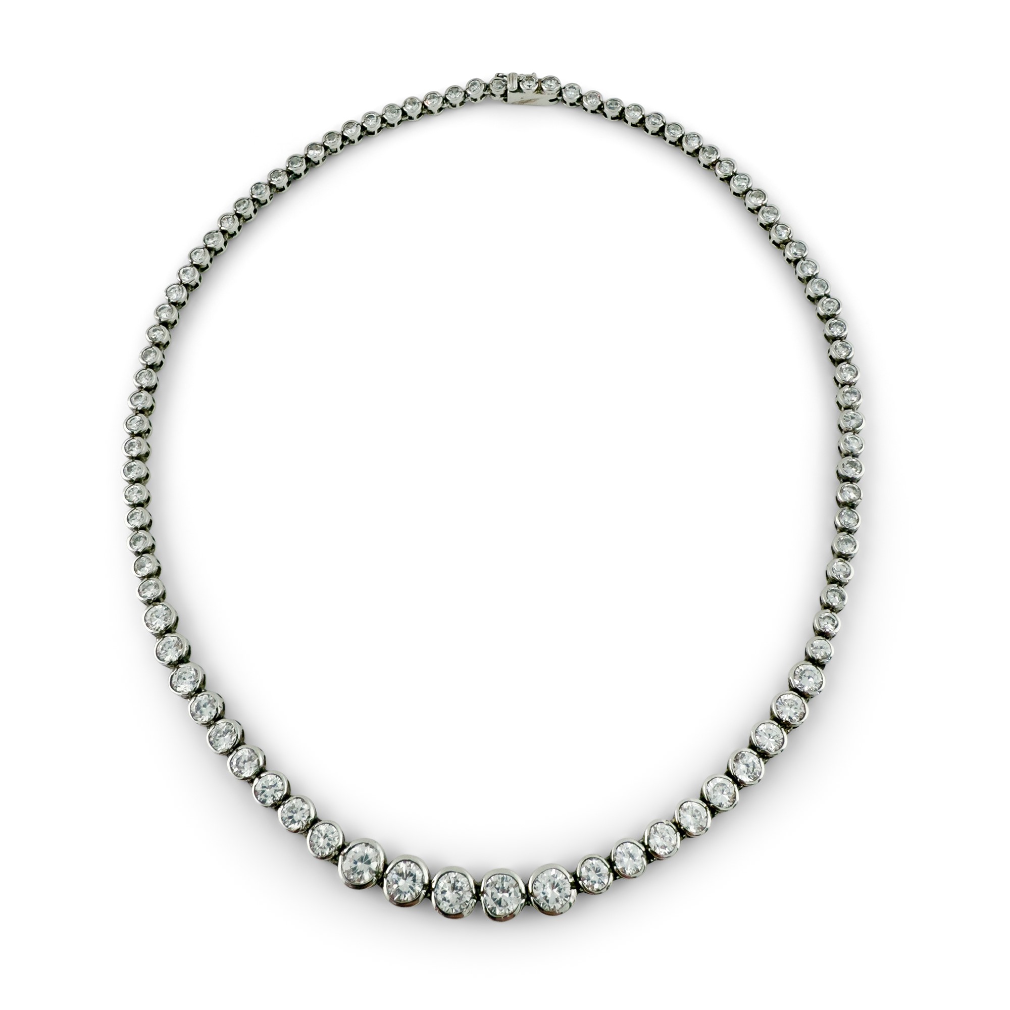 Quattro paia di orecchini argentati e strass di diversa forma