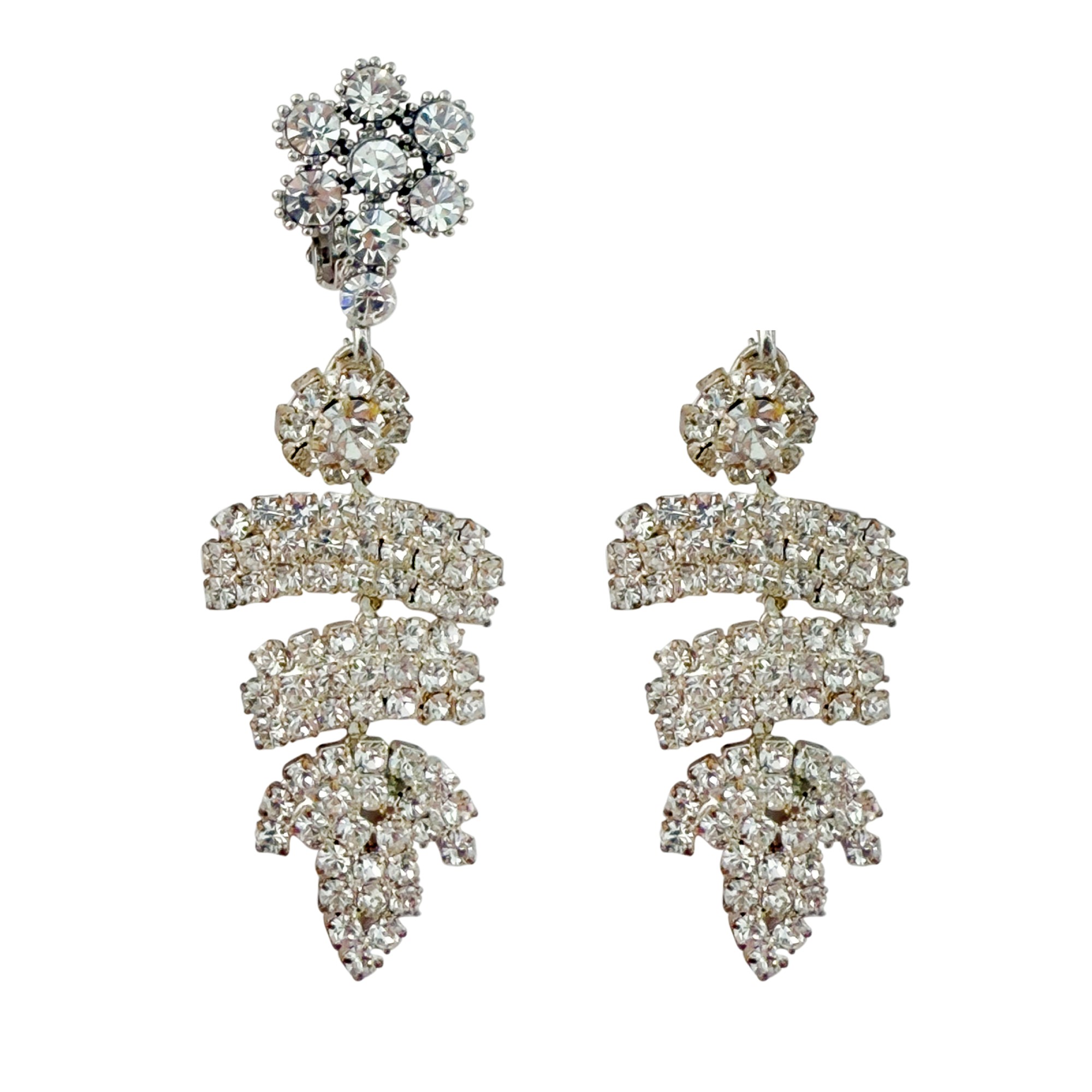 Quattro paia di orecchini argentati e strass di diversa forma