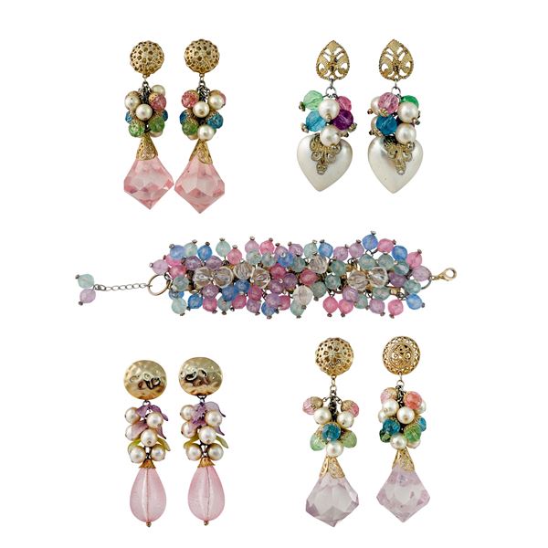 Quattro paia di orecchini dorati e materiale plastico policromo