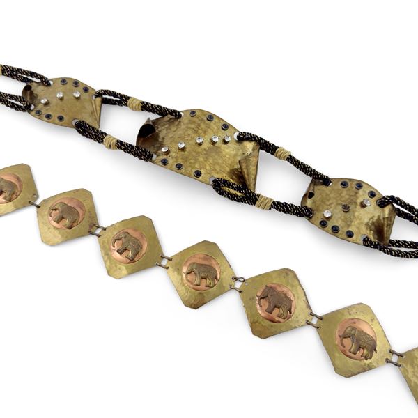 Due cinture dorate a diversa decorazione