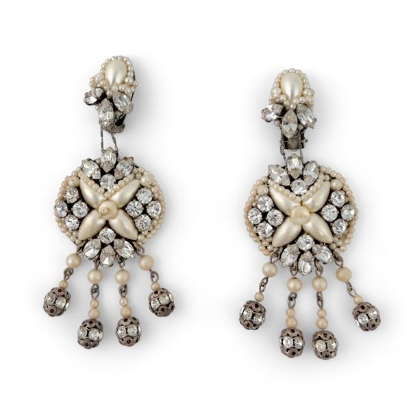 Paio di orecchini argentati, strass e finte perle, Drusi Bijoux