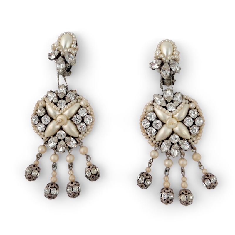 Paio di orecchini argentati, strass e finte perle, Drusi Bijoux