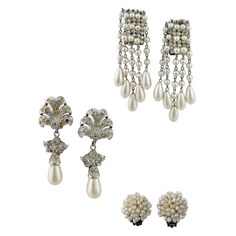 Tre paia di orecchini argentati e finte perle di diversa forma